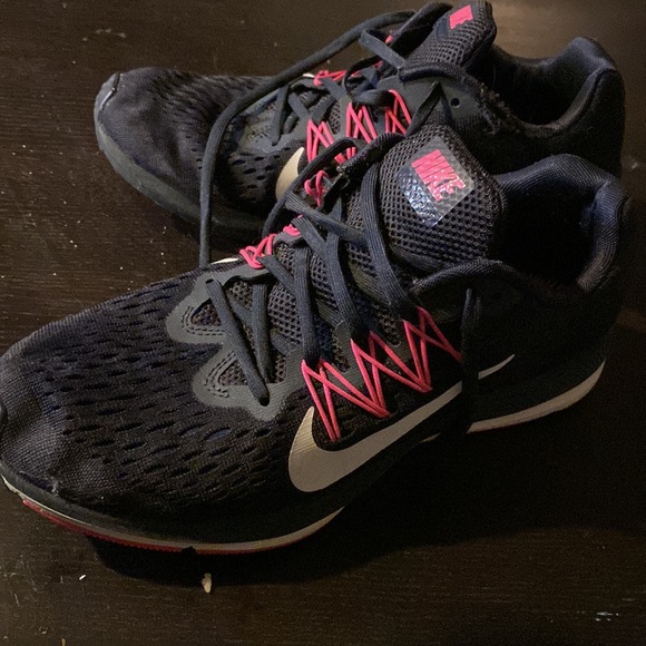 Woman’s 8 nike pink and blue shoes - Picture 2 of 2